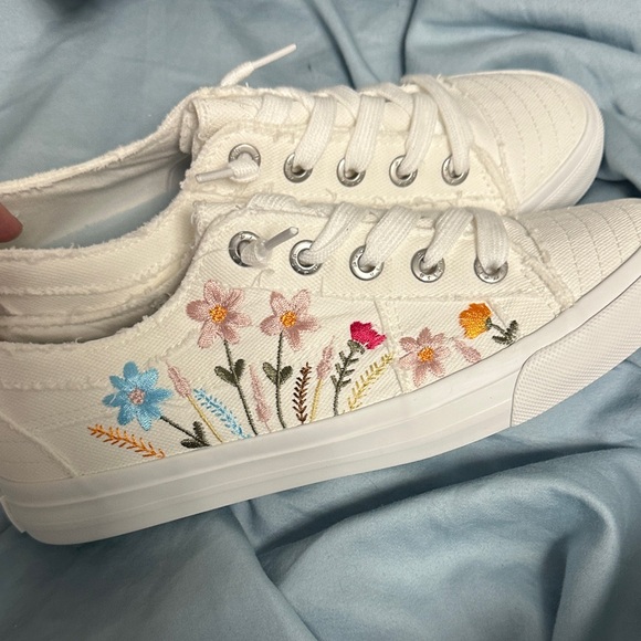 Blowfish White Canvas Low-Top Sneakers with Embroidered Florals - Picture 6 of 6